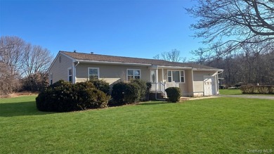 Opportunity Awaits In The Heart of Cutchogue! This 3-bedroom - photo 3