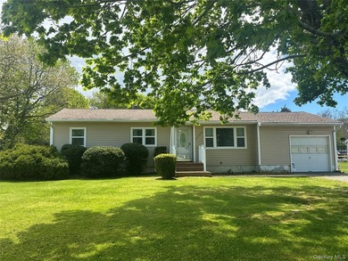 Opportunity Awaits In The Heart of Cutchogue! This 3-bedroom - photo 4