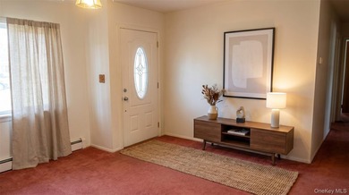 Opportunity Awaits In The Heart of Cutchogue! This 3-bedroom - photo 5