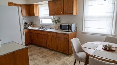 Opportunity Awaits In The Heart of Cutchogue! This 3-bedroom - photo 9