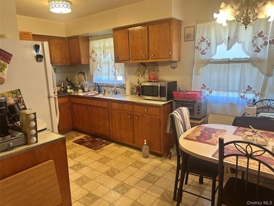 Opportunity Awaits In The Heart of Cutchogue! This 3-bedroom - photo 10