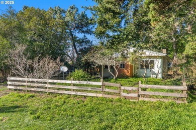 Own a sweet beach cottage just moments from the park, lake and - photo 2