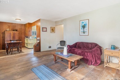Own a sweet beach cottage just moments from the park, lake and - photo 4