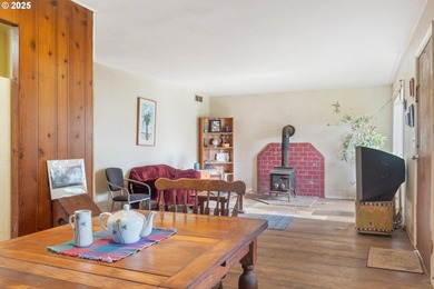 Own a sweet beach cottage just moments from the park, lake and - photo 6