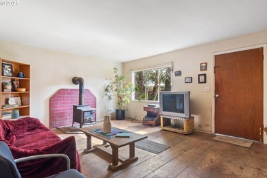 Own a sweet beach cottage just moments from the park, lake and - photo 7