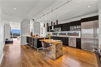 Panoramic views, a private rooftop and terrace, a rare private - photo 12
