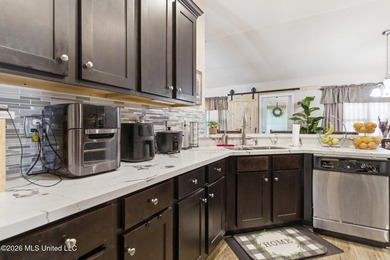 Move-in ready home in the heart of Ocean Springs! This 3-bedroom - photo 13