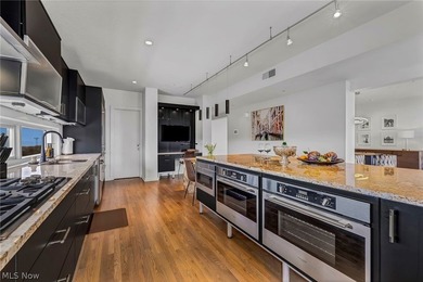 Panoramic views, a private rooftop and terrace, a rare private - photo 14