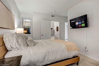 Panoramic views, a private rooftop and terrace, a rare private - photo 24