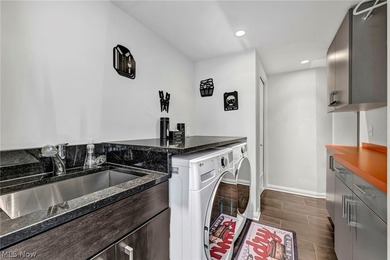 Panoramic views, a private rooftop and terrace, a rare private - photo 30