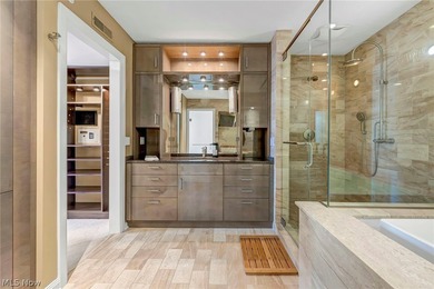 Panoramic views, a private rooftop and terrace, a rare private - photo 39