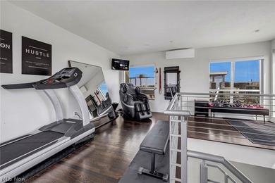 Panoramic views, a private rooftop and terrace, a rare private - photo 42