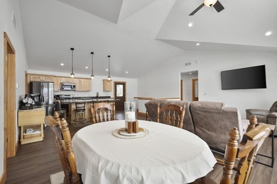 Move-In Ready Lake Home on Island Lake! Still feels new! - photo 15