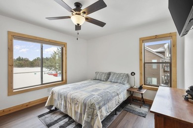 Move-In Ready Lake Home on Island Lake! Still feels new! - photo 20