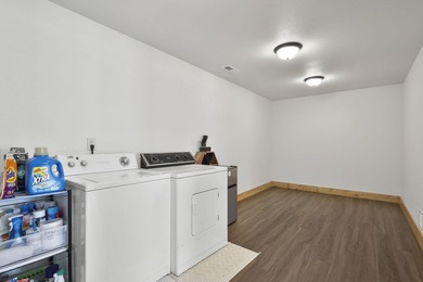 Move-In Ready Lake Home on Island Lake! Still feels new! - photo 31