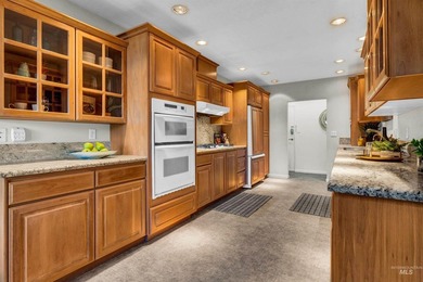 Welcome to the Penthouse at Rim Crest Condominiums, an iconic - photo 3