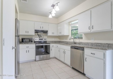 Welcome to this beautifully maintained 3-bedroom, 2 bathroom - photo 7