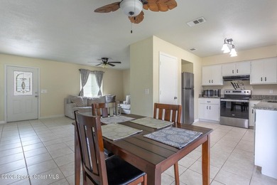 Welcome to this beautifully maintained 3-bedroom, 2 bathroom - photo 8