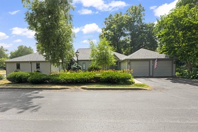 Stunning 2BR, 2.5BA condo offers exceptional privacy with 2 - photo 2