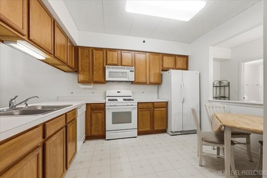 Welcome to the desirable Woods of Golfview Condominium - photo 8