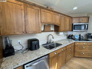 Beautiful custom Craftsman home offering 2,835 sq ft of - photo 12