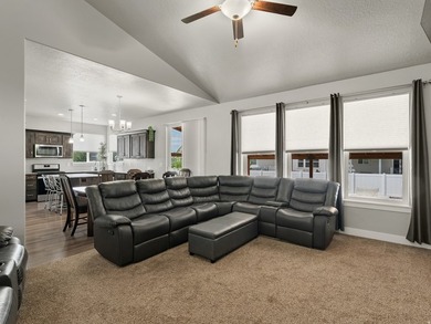 Beautiful home in a highly desirable, newer Spanish Fork - photo 3