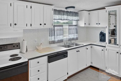 Immaculate Oakwood manufactured home on a permanent foundation - photo 22