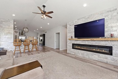 Set within the gated community of Lake Waynoka, this refined - photo 4