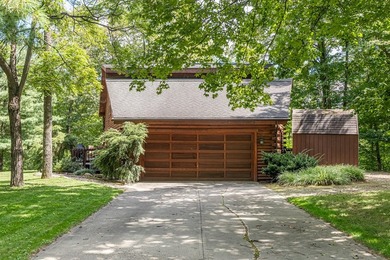 This visually stunning, premier lakefront log home on a - photo 6