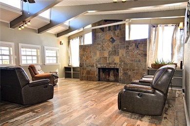 Wake up to peaceful lake views and the charm of country living - photo 4