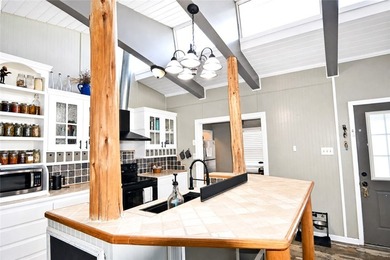 Wake up to peaceful lake views and the charm of country living - photo 7