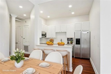 Live in the heart of New Orleans' vibrant Warehouse District