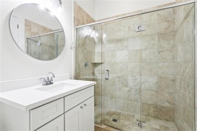 Live in the heart of New Orleans' vibrant Warehouse District