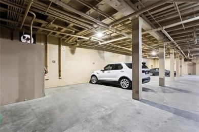 Live in the heart of New Orleans' vibrant Warehouse District