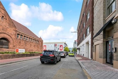 Live in the heart of New Orleans' vibrant Warehouse District