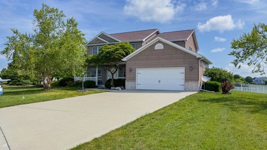 On the water with a fenced backyard and a beautiful pergola - photo 2