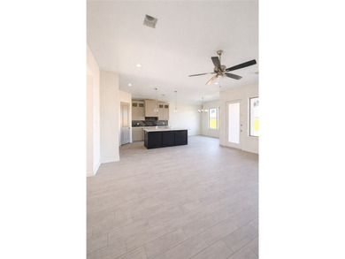 Stunning NEW home Quality Built by Live Oak Custom Homes! - photo 5