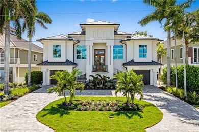 Exquisite waterfront retreat, perfectly positioned to capture - photo 1