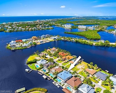 Exquisite waterfront retreat, perfectly positioned to capture - photo 2
