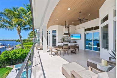 Exquisite waterfront retreat, perfectly positioned to capture - photo 4