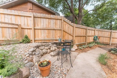 This meticulously maintained 2 bed, 2 bath home is a gem! - photo 15