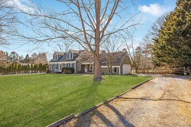 Welcome home to this inviting Colonial-style 4-bedroom oasis in - photo 4