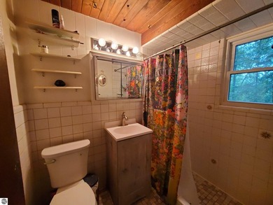 LAKE ST HELEN!! Beautiful 3-bedroom, 2 bath chalet home on two - photo 13