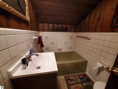 LAKE ST HELEN!! Beautiful 3-bedroom, 2 bath chalet home on two - photo 16