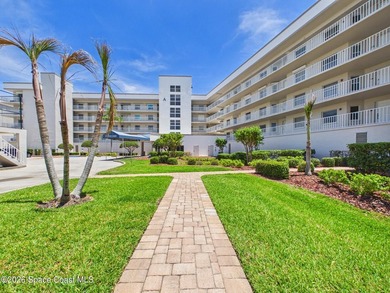 GORGEOUS UPGRADED 3 BEDROOMS/ 2.5 BATHROOMS CORNER PENTHOUSE!! - photo 2