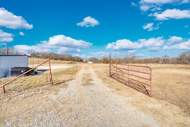 Escape to nature with this beautiful 1.45 acre lakeside property - photo 2