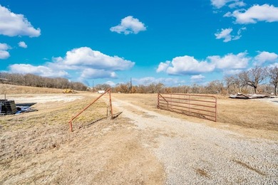 Escape to nature with this beautiful 1.45 acre lakeside property - photo 3