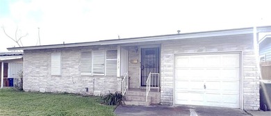 Charming 3-bedroom, 1-bath home offering 916 square feet of - photo 2