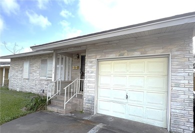 Charming 3-bedroom, 1-bath home offering 916 square feet of - photo 3