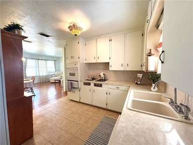 Charming 3-bedroom, 1-bath home offering 916 square feet of - photo 8
